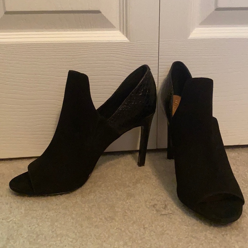 Vince Camuto snake detail